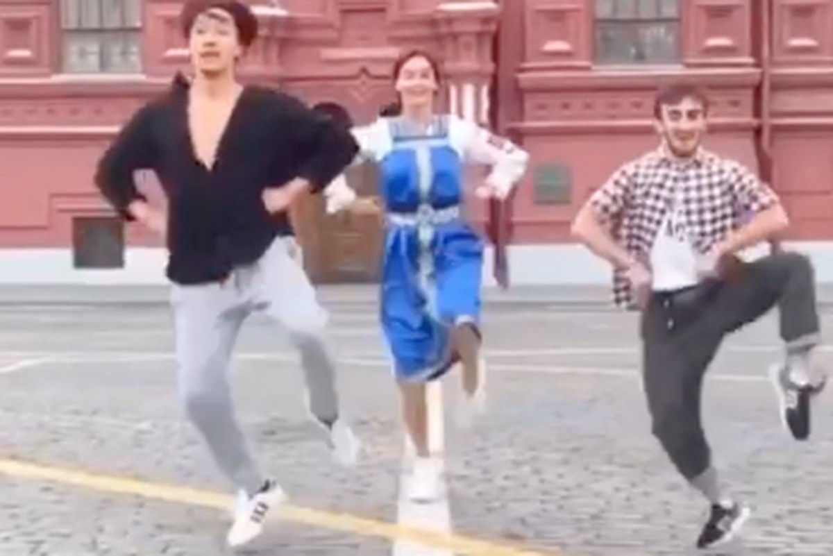 Русские зажигательные танцы. Зажигательный танец на площади. Кореец танцует лезгинку. Пацан танцует на красной.площади. Танцует на красной площади.