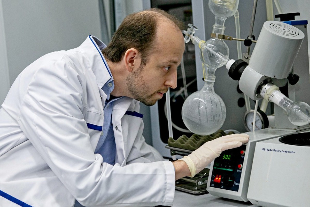 Сколько работают ученые. Ученые разрабатывают. Ученые Москва. Нанобиотехнологии профессия.