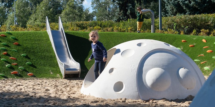 Аэропланы и водокачки: названы самые необычные детские площадки Москвы