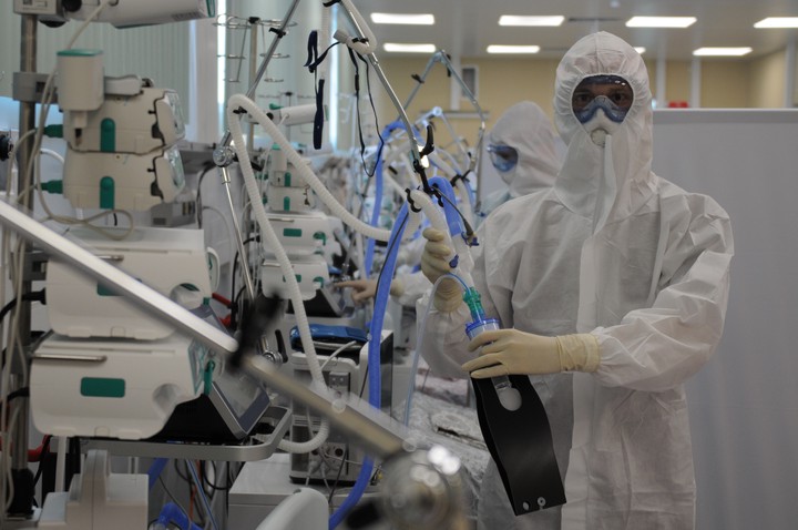 Московский клинический центр инфекционных болезней «Вороновское». Полноценный инфекционный госпиталь на 800 коек будет функционировать и после пандемии коронавирусной инфекции. Его оснастили современным технологическим медоборудованием, создали вертолетную площадку на три вертолета. В зданиях размещены приемное отделение, лечебный и реанимационный блоки, которые обеспечат круглосуточное проведение экстренных мероприятий, операционный и диагностический блок, а также лабораторный блок с возможностью проведения более 10 тысяч тестов в сутки.