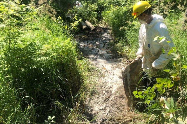 Вертолет МЧС вылетел к месту утечки 9 тонн нефти в Хабаровском крае