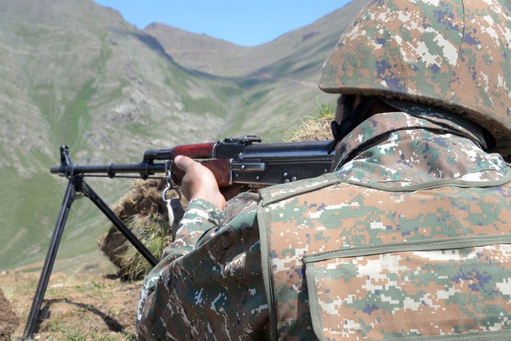 На всем протяжении границы между Азербайджаном и Нагорно-Карабахской республикой идут бои