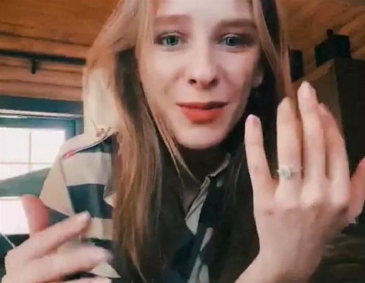 Лиза Арзамасова похвасталась «помолвочным» кольцом
