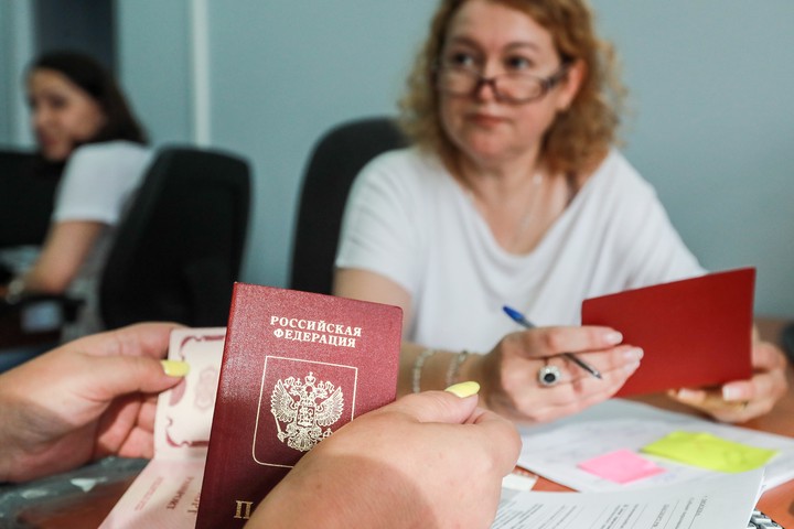 «Найдем румынскую прабабушку»: как россияне покупают «золотые паспорта» и сколько это стоит