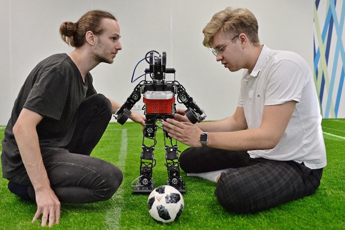 Роботы играют в футбол. Старкит команда робофутбол МФТИ. Робот "футболист". Роботы футболисты МФТИ.