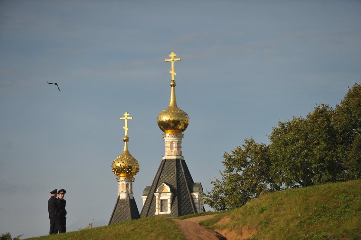Первый в России памятник бабушке открыли у стен Псково-Печерского монастыря 