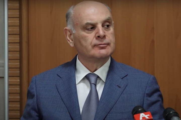 Президент Абхазии Бжания заразился коронавирусом