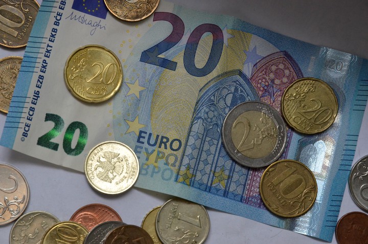 Еще один способ инвестирования средств — покупка доллара и евро