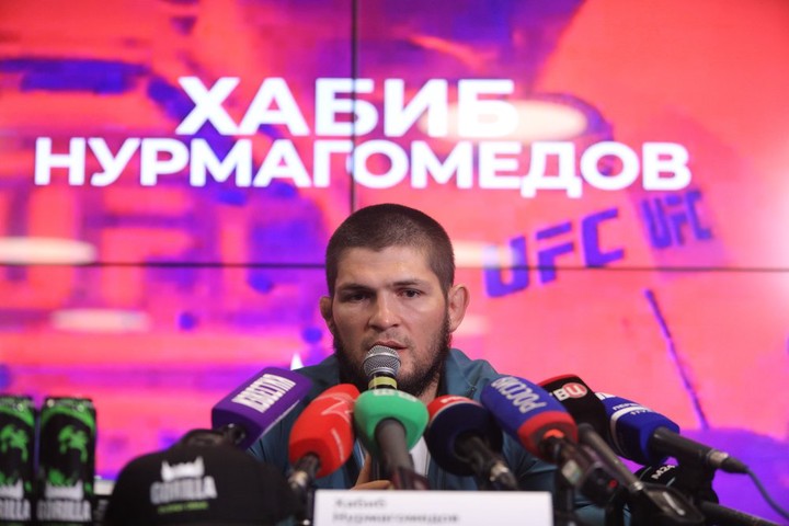 СМИ подсчитали гонорар Нурмагомедова за бой с Гэтжи