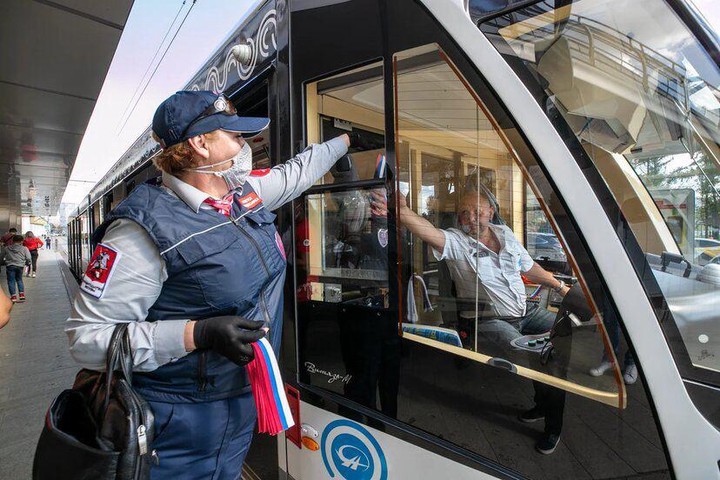 Ленточки с триколором дарили пассажирам московского транспорта в День флага России