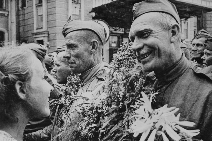 Май 1945 года. Встреча победителей на Белорусском вокзале в фотохронике Г. Петрусова