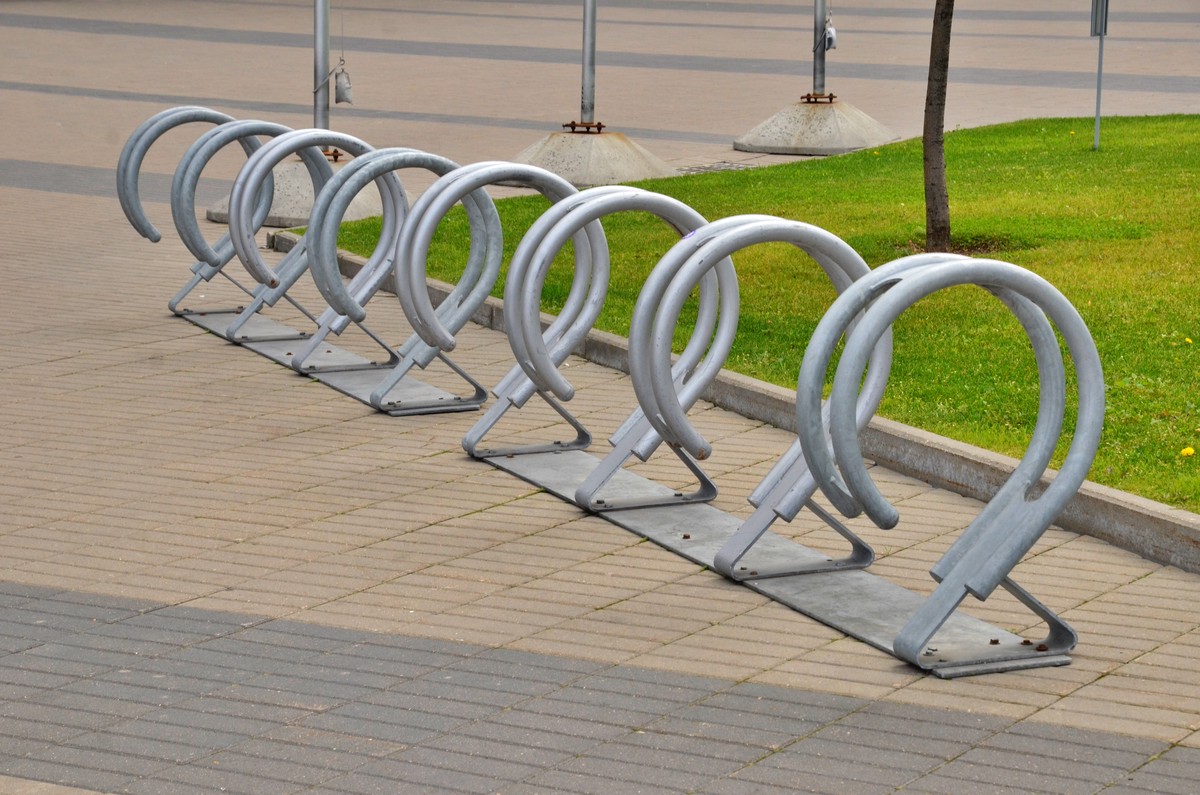 Более 550 велопарковок установили в Москве рядом с популярными местами