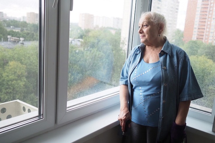 Участница программы реновации Галина Гомонок любуется панорамой родных Кузьминок из окна своей новой квартиры