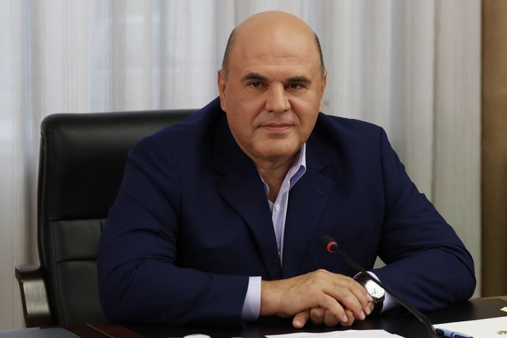 Мишустин взял себе на память флакон с вакциной «Спутник V»
