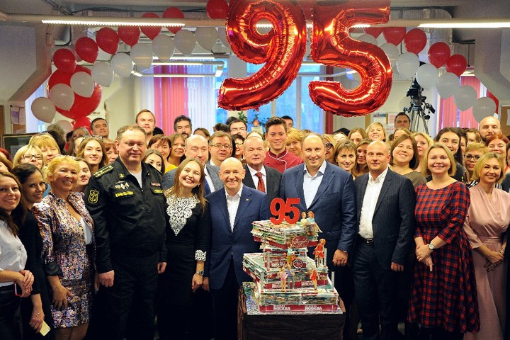 Коллектив газеты и наши почетные гости на 95-летии «ВМ»
