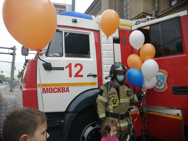 Пожарные Москвы поздравляют с Днем города столичных жителей