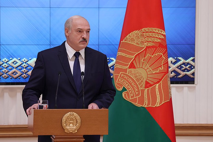«Забыла, что президент Беларуси ее спас»: Лукашенко — об отъезде Тихановской в Литву