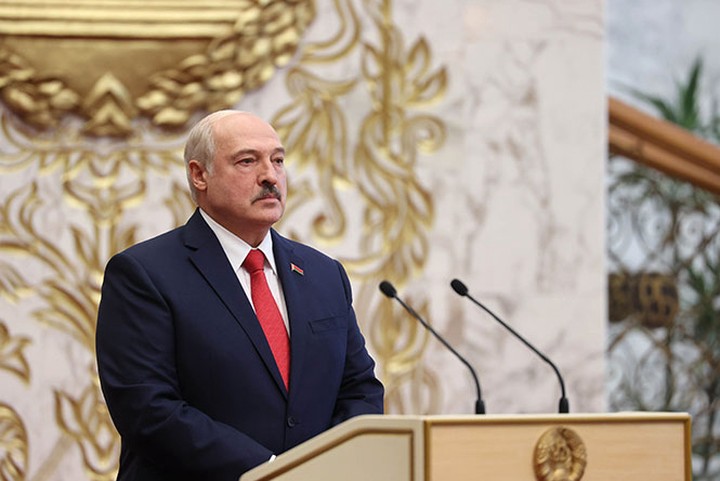 Лукашенко заявил, что не будет прививаться от COVID-19