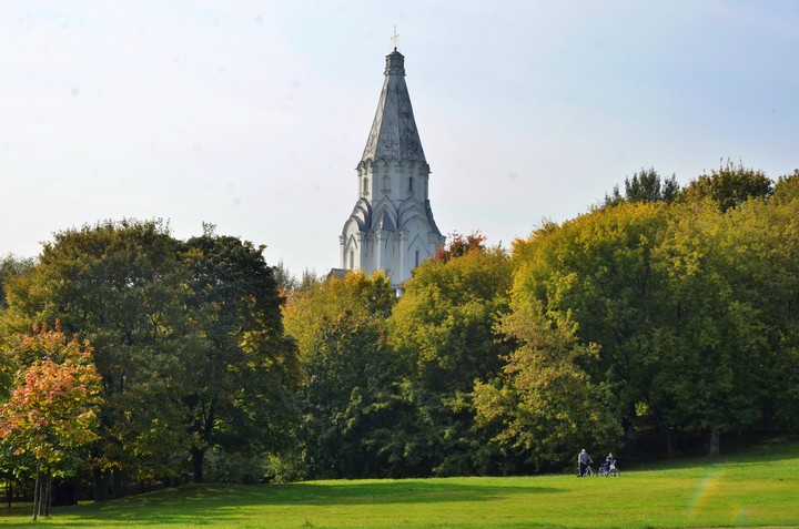 «Сюрреализм в нейросетях» и «Страна мечтателей»: москвичей пригласили на выставки в июне