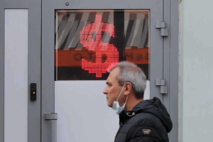 Финансовый аналитик предрек обвал доллара в конце апреля