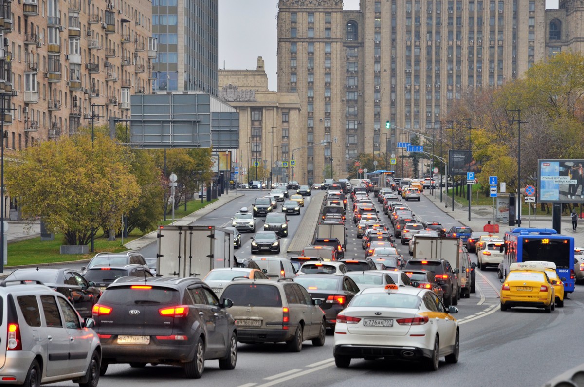Загруженность дорог в Москве достигла пяти баллов