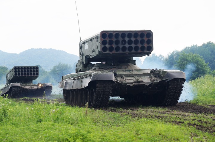Боевая машина БМ-1 во время боевых стрельб расчетов тяжелых огнеметных систем ТОС-1А «Солнцепек»