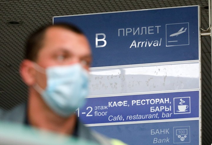 «Не надо ждать трупов»: иммунолог рассказал, как пережить пандемию без тотального локдауна