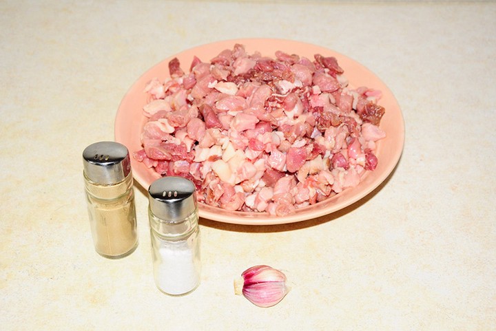 Мясо и сало нарезаем сантиметровыми кубиками, добавляем соль и перец по вкусу