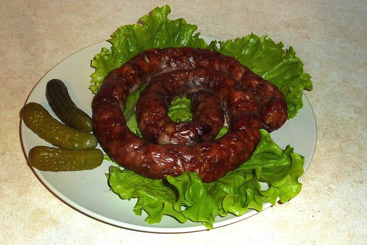 Запекаем колбасу в духовке при температуре 180 градусов приблизительно час