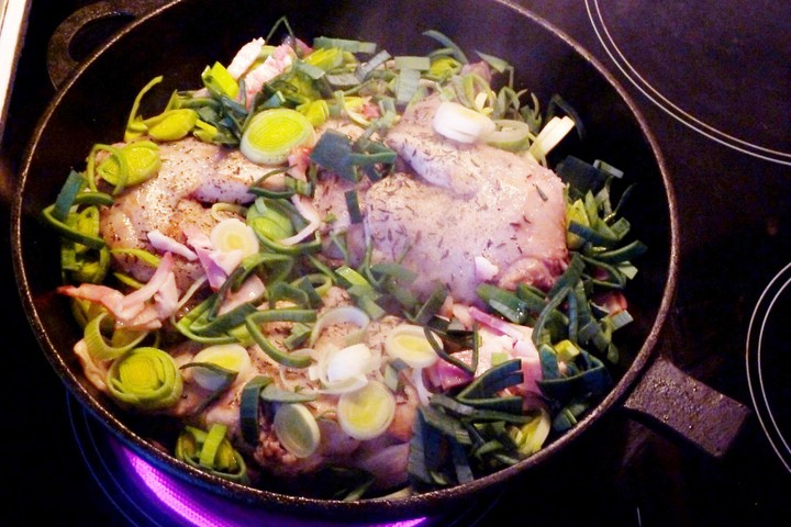 Куски крольчатины обжариваем в масле до золотистой корочки