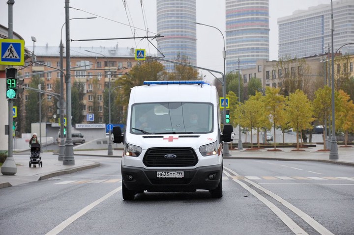 Один человек пострадал в ДТП с автобусом и двумя иномарками в Москве