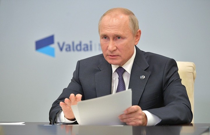 Песков объяснил, почему Путин пока не сделал прививку от COVID-19