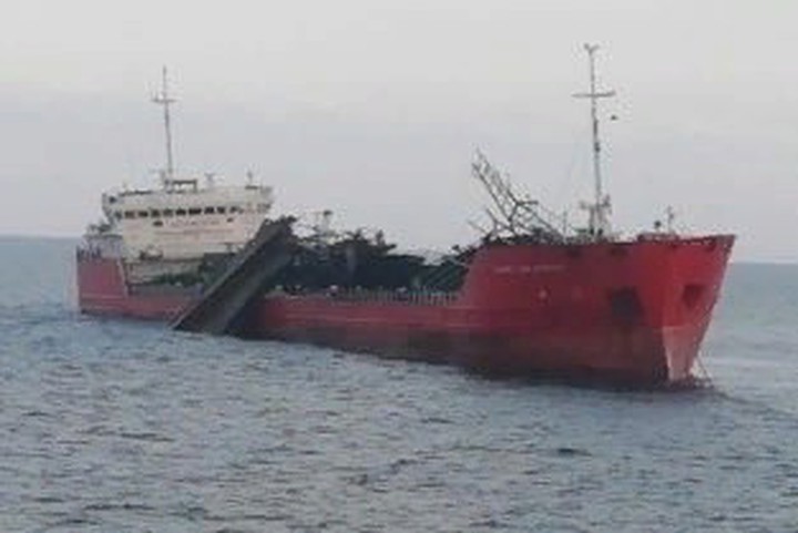 СК сообщил об обнаружении тел при осмотре взорвавшегося в Азовском море танкера
