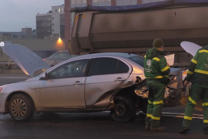 Два человека пострадали в ДТП с тремя машинами на Русаковской улице