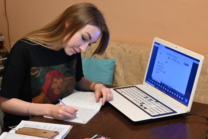 Дистанционка, закрытие клубов и запрет массовых мероприятий: какие ограничения вводятся в Москве