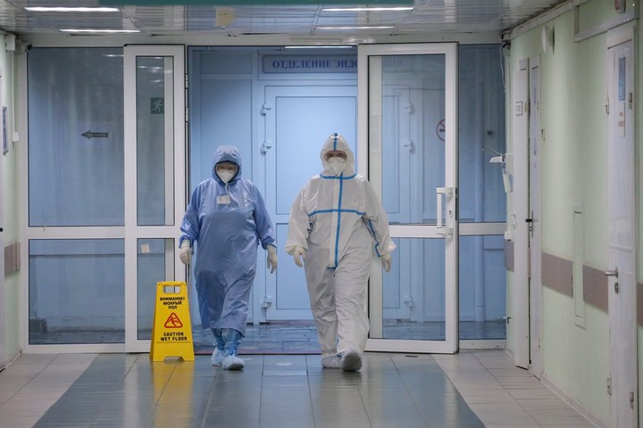 Новогодняя ночь, пустые танцполы и дистанционка: мэр Москвы объяснил ограничения