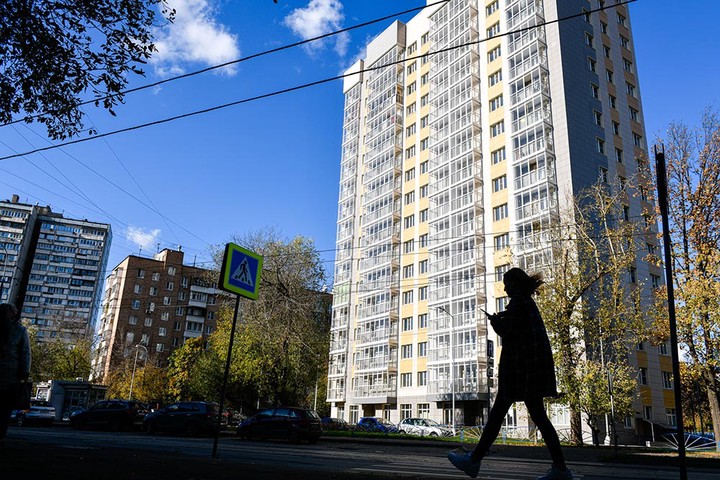 На ангарской улице неизвестный мужчина стоит в окне многоэтажки с ножом в руках