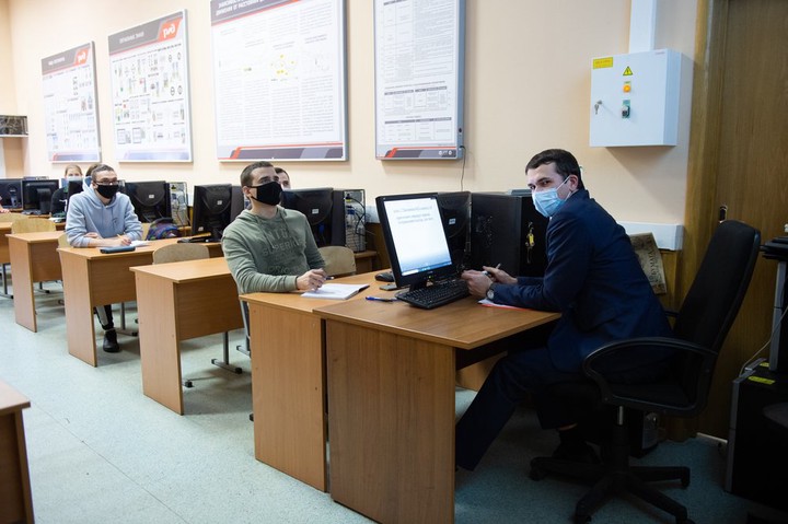 В Минпросвещения рассказали, у кого больше риск заболеть COVID-19 в школе
