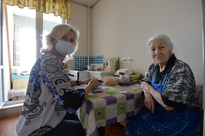 Дыхание и кровоток: врачи дали советы пожилым москвичам в самоизоляции