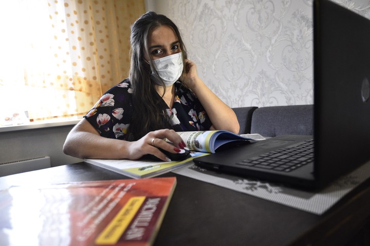 Работодатель вправе перевести подчиненного на удаленку, но при этом обязан предоставить ему необходимое оборудование и сохранить прежнюю зарплату