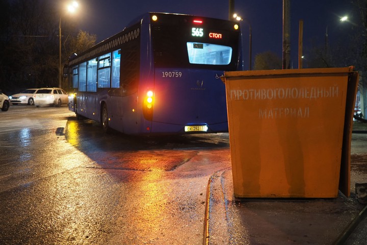 Опасная гололедица. Кому жаловаться на скользкий тротуар и можно ли получить компенсацию за ушиб
