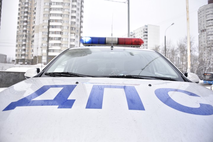 Движение по Новосходненскому шоссе перекрыли из-за пожара в частном доме