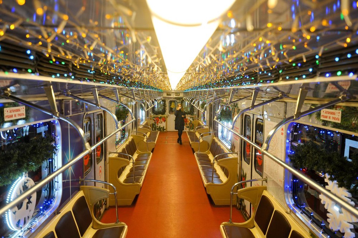 новогодний поезд в метро москвы