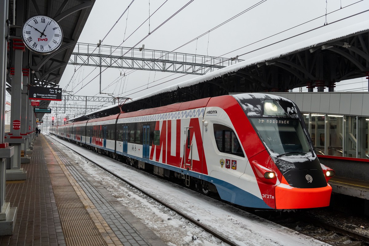 Один человек погиб и двое пострадали под поездом в Подмосковье