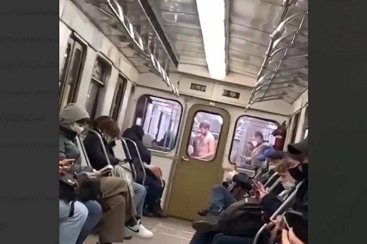 Видео с голым пассажиром в метро взбудоражило Сеть Видео с голым пассажиром в метро взбудоражило Сеть