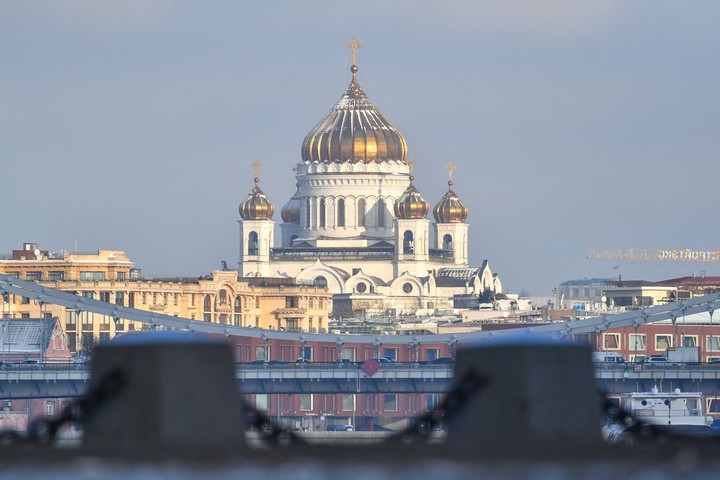 Вид на храм Христа Спасителя в Москве