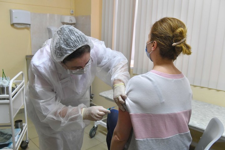 «Шок и смерть»: почему алкоголь и вакцинация от коронавируса несовместимы