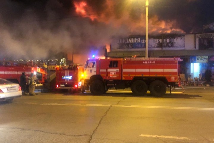 Пожарные ликвидировали возгорание в павильоне пиротехники в Ростове-на-Дону спустя сутки