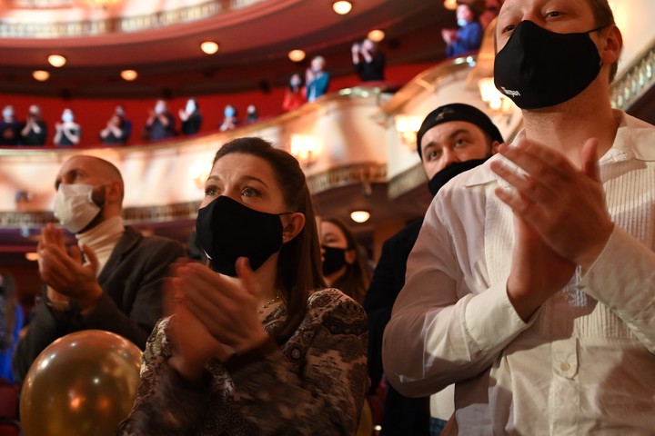 Спектакль с потерей зрения: почему в театрах используют опасные лазерные указки