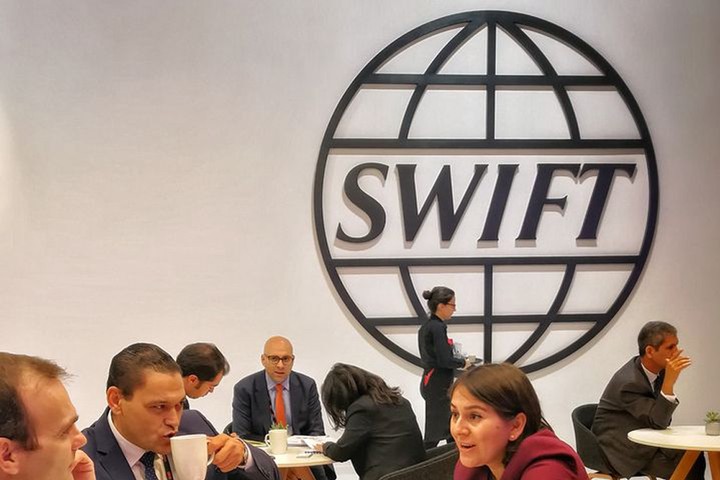 Экономист назвал неэффективным возможное отключение России от системы SWIFT